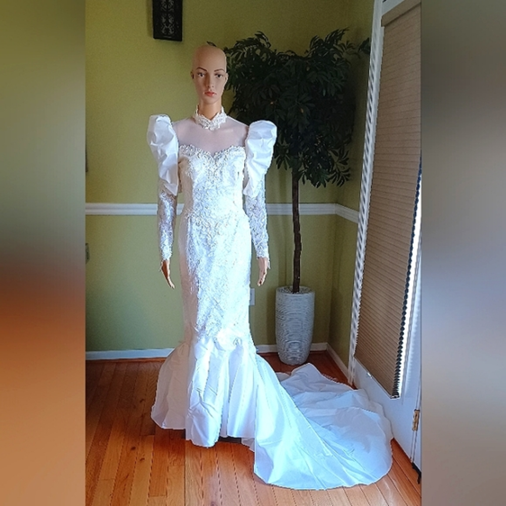 Vintage 1986 Wedding Dress With‎ Veil, Size 6